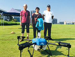 Ang "matandang lalaki" na ito ay nagsimula ng isang bagong negosyo na may drone ng proteksyon ng halaman!